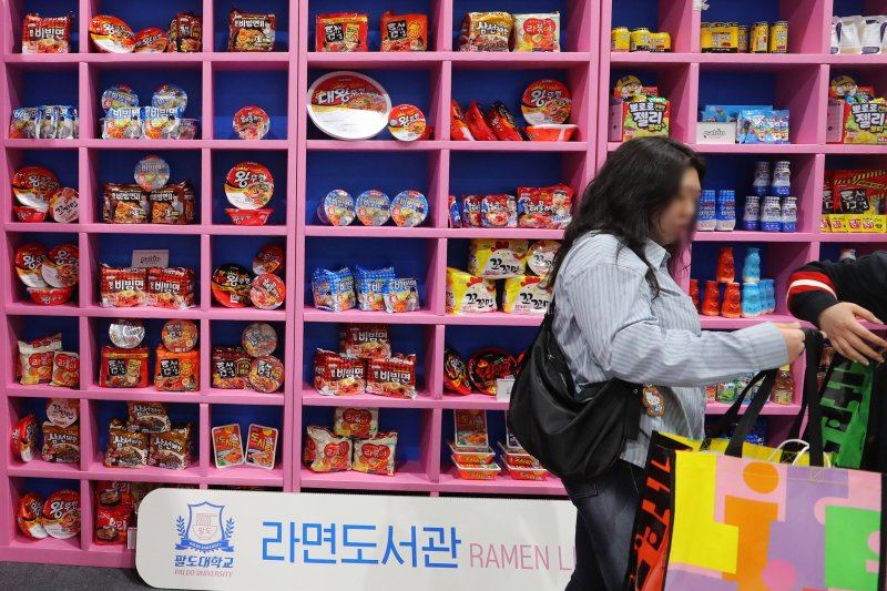 [서울=뉴시스] 김혜진 기자 = 4일 서울 강서구 코엑스 마곡에서 열린 대한민국라면박람회 찾은 관람객들이 라면을 살펴보고 있다. 2025.04.04. jini@newsis.com