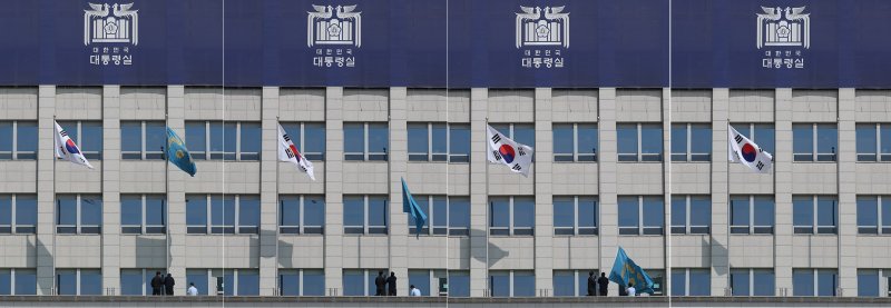 [서울=뉴시스] 조수정 기자 = 헌법재판소가 윤석열 대통령의 탄핵사건에 대해 인용을 선고한 4일 서울 용산 대통령실 청사에서 관계자들이 봉황기를 하기하고 있다. 2025.04.04. chocrystal@newsis.com
