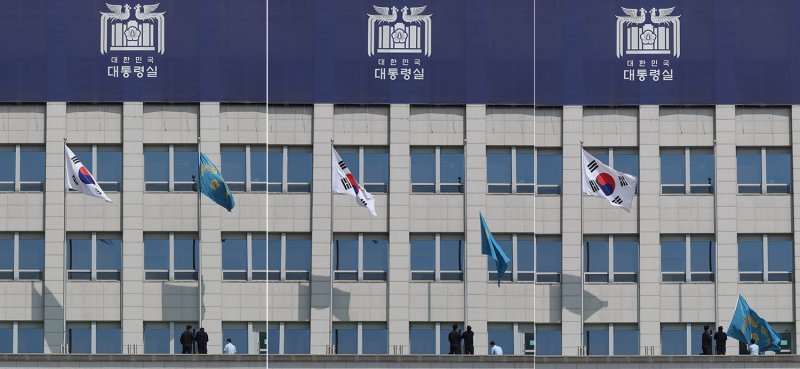 [서울=뉴시스] 조수정 기자 = 헌법재판소가 윤석열 대통령의 탄핵사건에 대해 인용을 선고한 4일 서울 용산 대통령실 청사에서 관계자들이 봉황기를 하기하고 있다. 2025.04.04. chocrystal@newsis.com