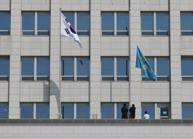 [서울=뉴시스] 조수정 기자 = 헌법재판소가 윤석열 대통령의 탄핵사건에 대해 인용을 선고한 4일 서울 용산 대통령실 청사에서 관계자들이 봉황기를 하기하고 있다. 2025.04.04. chocrystal@newsis.com