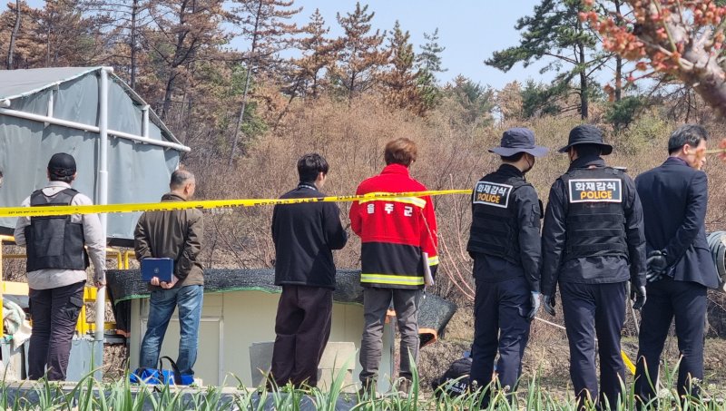 [울산=뉴시스] 박수지 기자 = 4일 오전 울산 울주군 온양읍 운화리 대운산에서 관계기관이 산불 원인 조사를 위해 현장 합동감식을 진행 중이다. 이날 감식에는 경찰과 국립과학수사연구원, 소방, 울주군 특별사법경찰관 등 7곳이 참여했다. 2025.04.04. parksj@newsis.com