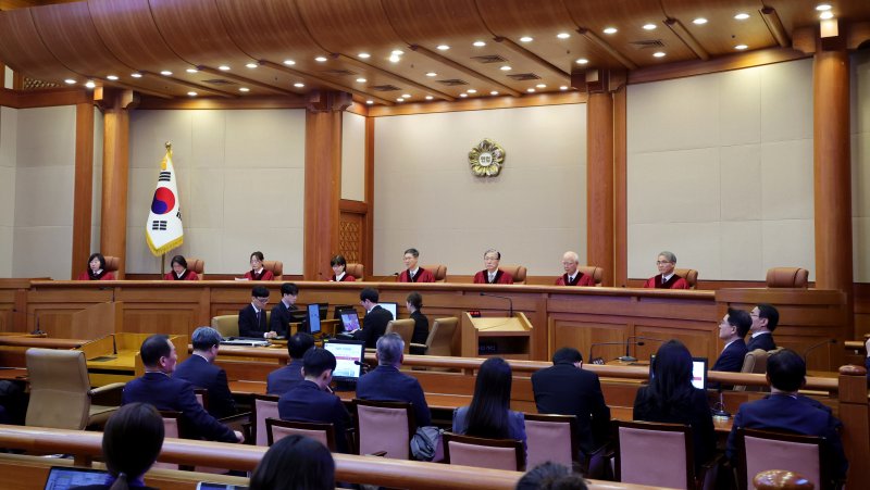 4일 오전 서울 종로구 헌법재판소 대심판정에서 윤석열 대통령 탄핵심판 결정이 선고되고 있다. 20250404/ 사진공동취재단 ⓒ News1 사진공동취재단