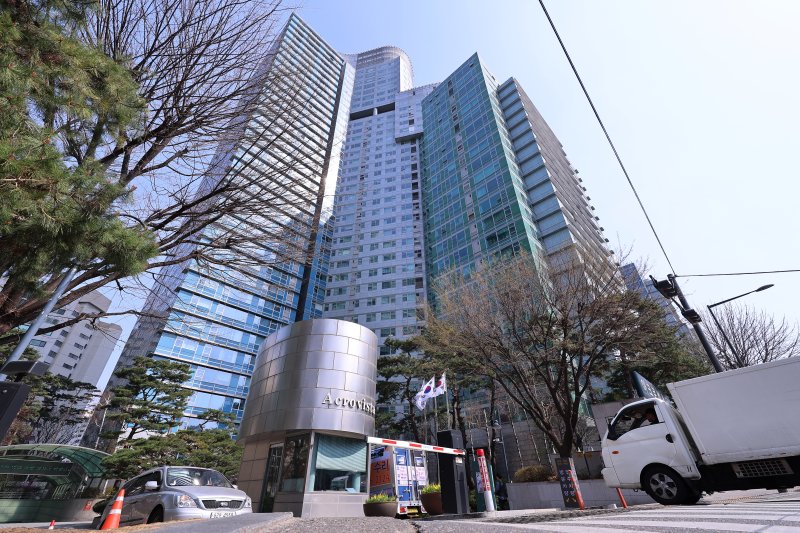 경찰, 尹 사저 인근 집회 제한통고…"재판 영향 우려"