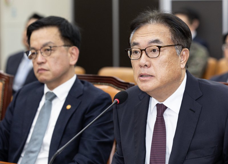 정진석 대통령비서실장이 6일 오전 서울 여의도 국회에서 열린 윤석열 정부의 비상계엄 선포를 통한 내란 혐의 진상규명 국정조사특별위원회 제3차 청문회에서 의원 질의에 답변하고 있다. 2025.2.6/뉴스1 ⓒ News1 이재명 기자