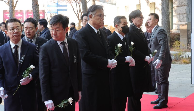 [서울=뉴시스] 고범준 기자 = 정진석 대통령 비서실장을 비롯한 대통령실 관계자들이 31일 오전 서울시청 본관 앞에 마련된 제주항공 여객기 희생자 합동분향소를 찾아 헌화하고 있다.(공동취재) 2024.12.31. photo@newsis.com