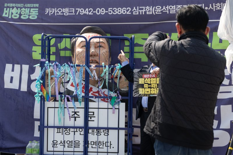 헌법재판소가 윤석열 전 대통령에 대한 탄핵을 인용한 4일 오후 서울 종로구 서십자각터 인근에서 시민들이 윤 전 대통령 모형과 사진을 찍고 있다. ⓒ News1 이승배 기자