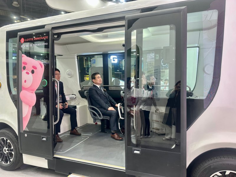 [고양=뉴시스] 임성복 롯데지주 커뮤니케이션실장이 4일 경기도 고양시 킨텍스에서 개막한 서울모빌리티쇼 롯데 전시관에 방문해 자율주행을 체험하고 있다. *재판매 및 DB 금지