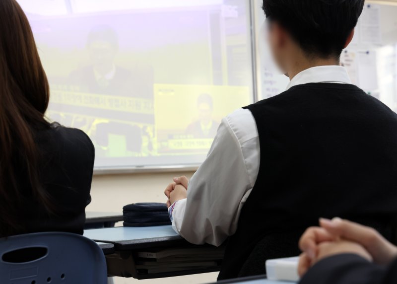 [부산=뉴시스] 하경민 기자 = 윤석열 대통령 탄핵심판 선고일인 4일 부산의 한 고등학교 2학년 교실에서 학생들이 헌법재판소 선고 생중계를 지켜보고 있다. 2025.04.04. yulnetphoto@newsis.com