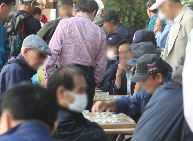 [서울=뉴시스] 김명원 기자 = 서울 종로구 탑골공원 주변에 어르신들이 장기를 두며 시간을 보내고 있다. 2023.10.02. kmx1105@newsis.com