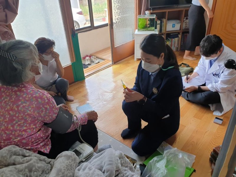 [뉴시스=천안]천안시 관계자가 돌봄 재가노인에게 의료서비스를 제공하고 있다.2022.08.08.(사진=천안시) *재판매 및 DB 금지