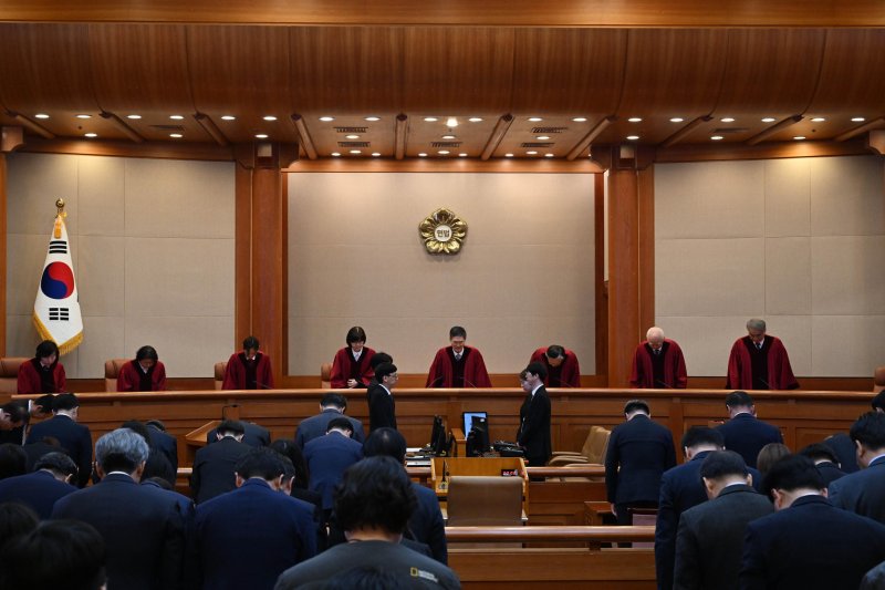 [서울=뉴시스] 사진공동취재단 = 문형배 헌법재판소장 권한대행 등이 4일 서울 종로구 헌법재판소에서 열린 윤석열 대통령의 탄핵심판 선고기일에 참석하고 있다. 2025.04.04. photo@newsis.com