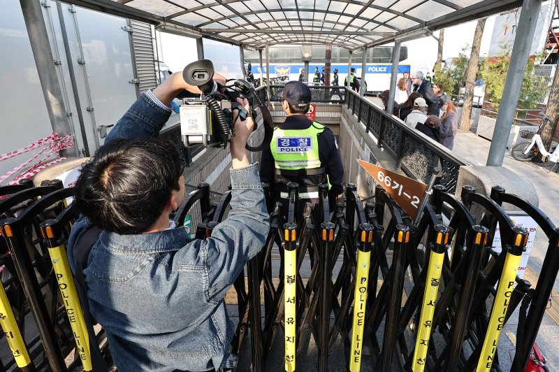 윤석열 대통령 탄핵 선고를 하루 앞둔 3일 오후 서울 종로구 안국역에서 경찰이 지하철 무정차 통과를 안내하고 있다. 2025.4.3/뉴스1 ⓒ News1 김도우 기자