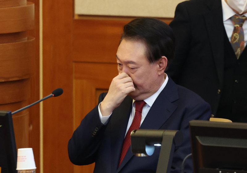 [서울=뉴시스] 사진공동취재단 = 윤석열 대통령이 21일 서울 종로구 헌법재판소에서 열린 탄핵심판 3차 변론기일에 출석해 있다. 2025.01.21. photo@newsis.com