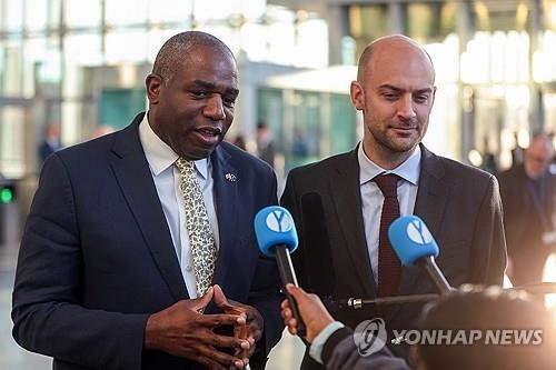 나토 본부서 발언하는 영프 외무 장관 (출처=연합뉴스)