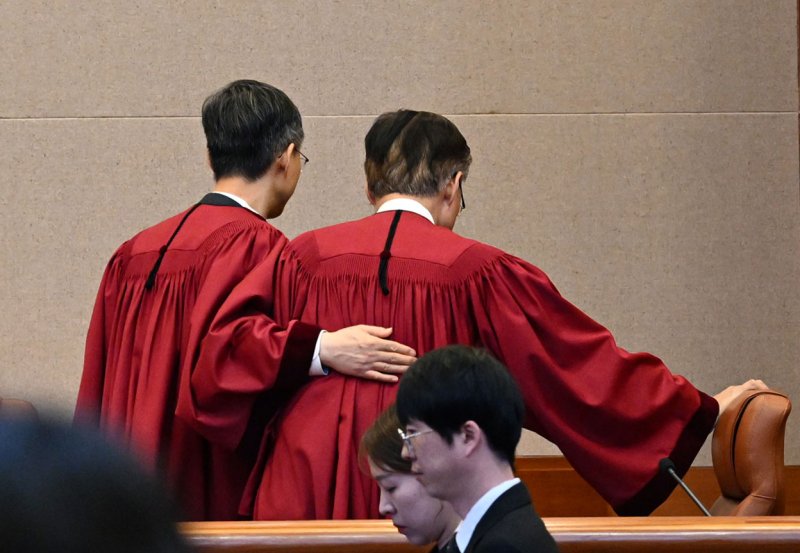 [서울=뉴시스] 사진공동취재단 = 문형배 헌법재판소장 직무대행이 4일 오전 서울 종로구 헌법재판소 대심판정에서 윤석열 대통령 탄핵심판 인용 결정을 선고 한 뒤 김형두 헌법재판관과 함께 법정을 나가고 있다. 2025.04.04. photo@newsis.com