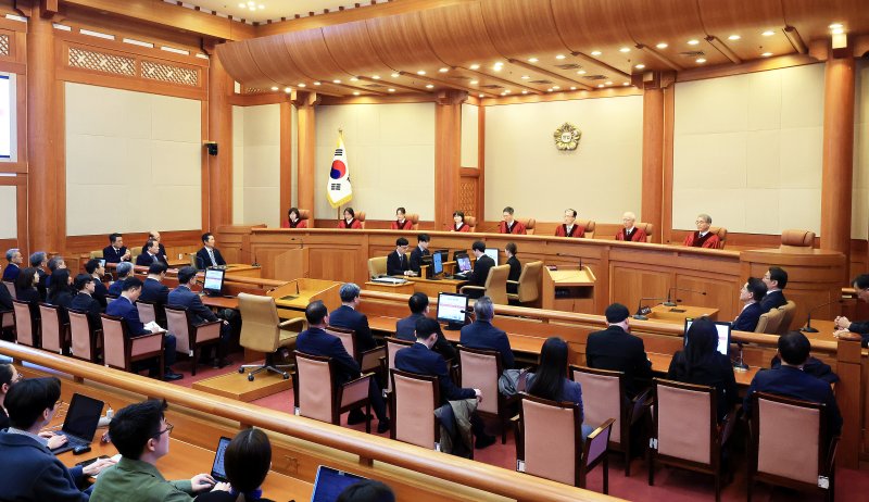 [서울=뉴시스] 사진공동취재단 = 문형배 헌법재판소장 권한대행이 4일 서울 종로구 헌법재판소에서 열린 윤석열 대통령의 탄핵심판 선고 결정문을 낭독하고 있다. 헌재는 이날 오전 11시 22분 재판관 전원 의견 일치로 "피청구인 대통령 윤석열을 파면한다"고 밝혔다. 2025.04.04. photo@newsis.com