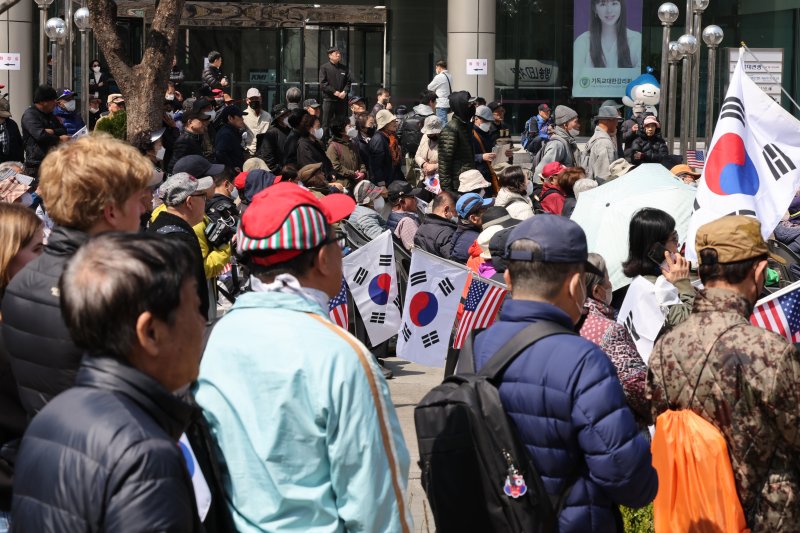 윤석열 대통령 탄핵심판 선고일인 4일 서울 중구 세종대로사거리에서 탄핵 반대 집회 참석자들이 헌법재판소의 대통령 파면 인용 생중계를 시청하고 있다. 이날 헌법재판소는 재판관 전원 일치 의견으로 윤 대통령 파면을 결정했다. 2025.4.4/뉴스1 ⓒ News1 장수영 기자