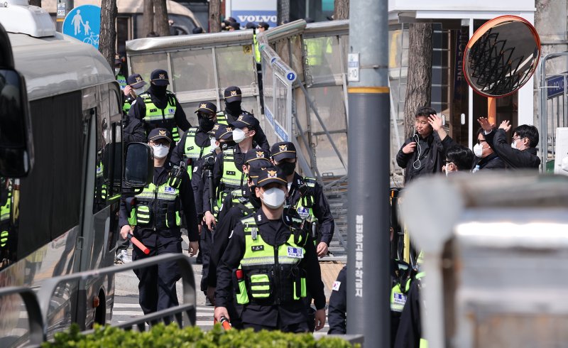 윤석열 대통령의 탄핵 심판이 인용된 4일 서울 용산구 한남동 대통령 관저 앞에서 경찰들이 이동하고 있다. 이날 헌법재판소는 재판관 전원 일치 의견으로 윤 대통령 파면을 결정했다. 2025.4.4/뉴스1 ⓒ News1 김성진 기자