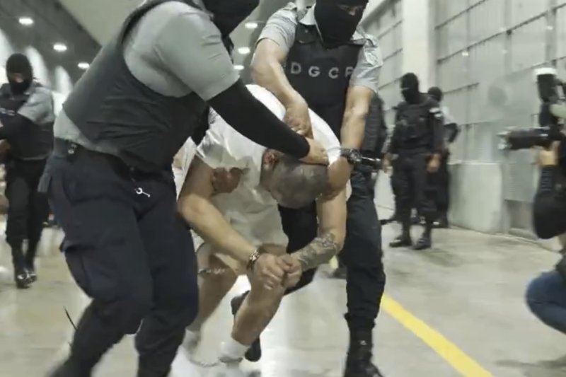 [테콜루카=AP/뉴시스] 미연방 메릴랜드주 지방법원이 제공한 날짜 미상의 사진에 미국 시민권자 제니퍼 스테파니 바스케스 수라의 남편 아브레고 가르시아가 엘살바도르 테콜루카의 테러범 수용소(CECOT)에서 교도관들에게 끌려가고 있다. 제니퍼는 미국 거주가 보장된 엘살바도르 출신 남편이 강제 추방된 것에 대해 크리스티 놈 국토안보부 장관, 토드 라이언스 이민세관단속국(ICE) 국장 대행을 상대로 소송을 제기했다. 2025.04.03.