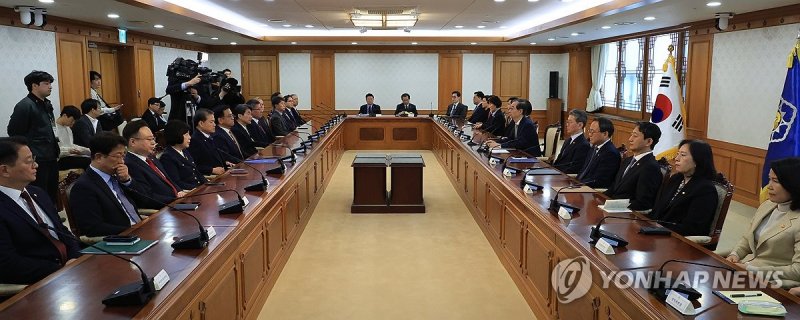 한덕수 대통령 권한대행, 국무위원 간담회 (출처=연합뉴스)