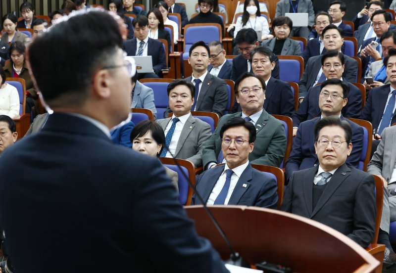 이재명 더불어민주당 대표가 4일 오후 서울 여의도 국회에서 열린 의원총회에서 박찬대 워내대표의 발언을 듣고 있다. 2025.4.4/뉴스1 ⓒ News1 김민지 기자