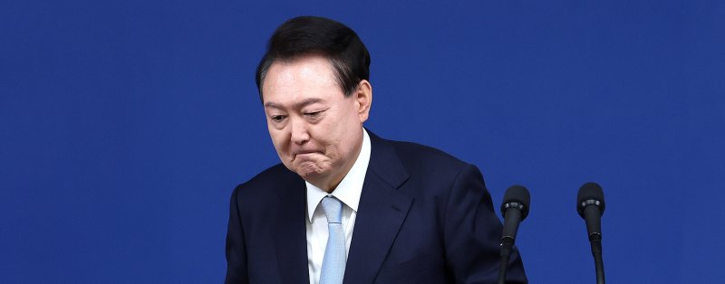 윤석열 대통령이 4일 헌법재판소에 의해 파면됐다. 헌재는 헌법재판관 8명 만장일치로 윤 대통령에 대한 국회의 탄핵 청구를 인용했다. 사진은 윤석열 대통령이 지난 24년 8월 29일 서울 용산 대통령실청사 브리핑룸에서 국정브리핑 및 기자회견을 마치고 퇴장하는 모습. (뉴스1 DB)2025.4.4/뉴스1 ⓒ News1 박지혜 기자