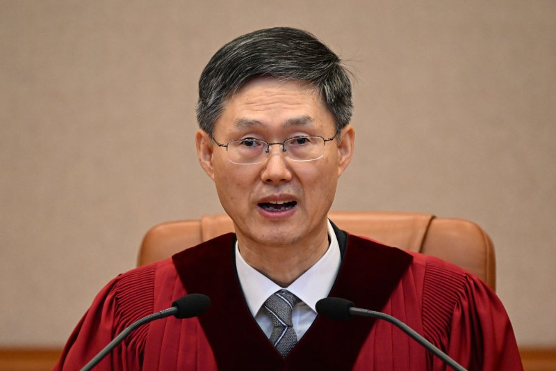 문형배 헌법재판소장 권한대행이 4일 오전 서울 종로구 헌법재판소 대심판정에서 윤석열 대통령 탄핵심판 인용 결정문을 낭독하고 있다. 이날 헌법재판소는 재판관 전원 일치 의견으로 윤 대통령 파면을 결정했다. 2025.4.4/뉴스1 ⓒ News1 사진공동취재단