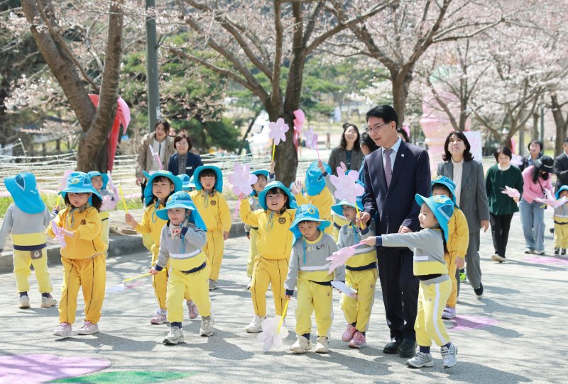 [고창=뉴시스] 4일 '제3회 고창 벚꽃축제' 개막에 맞춰 나들이 나온 어린이들이 심덕섭 고창군수와 함께 벚꽃길을 걷고 있다. *재판매 및 DB 금지