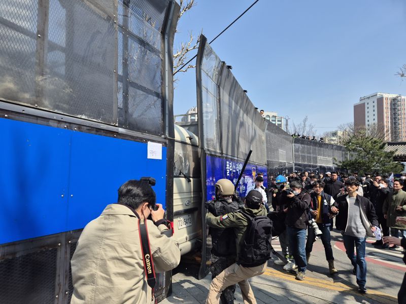 경찰, '尹 파면 격분' 경찰버스 파손男 구속영장 신청 검토