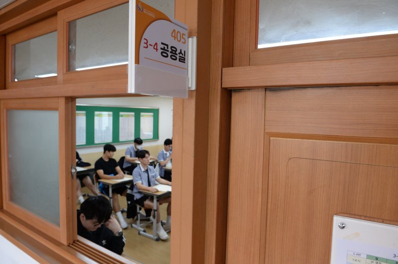 [울산=뉴시스] 지난해 6월 4일 오전 울산 중구 약사고등학교에서 3학년 학생들이 모의고사를 치르고 있는 모습. (사진=뉴시스 DB) 2024.06.04. bbs@newsis.com.