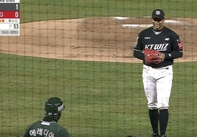 말싸움 벌이는 kt 쿠에바스(오른쪽)와 SSG 에레디아 (출처=연합뉴스)