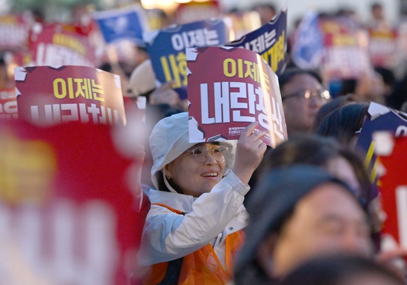 [광주=뉴시스] 김혜인 기자 = 윤석열 대통령이 파면된 4일 오후 광주 동구 5·18민주광장에서 열린 광주시민 승리대회에서 참석자들이 구호를 외치고 있다. 2025.04.04.hyein0342@newsis.com