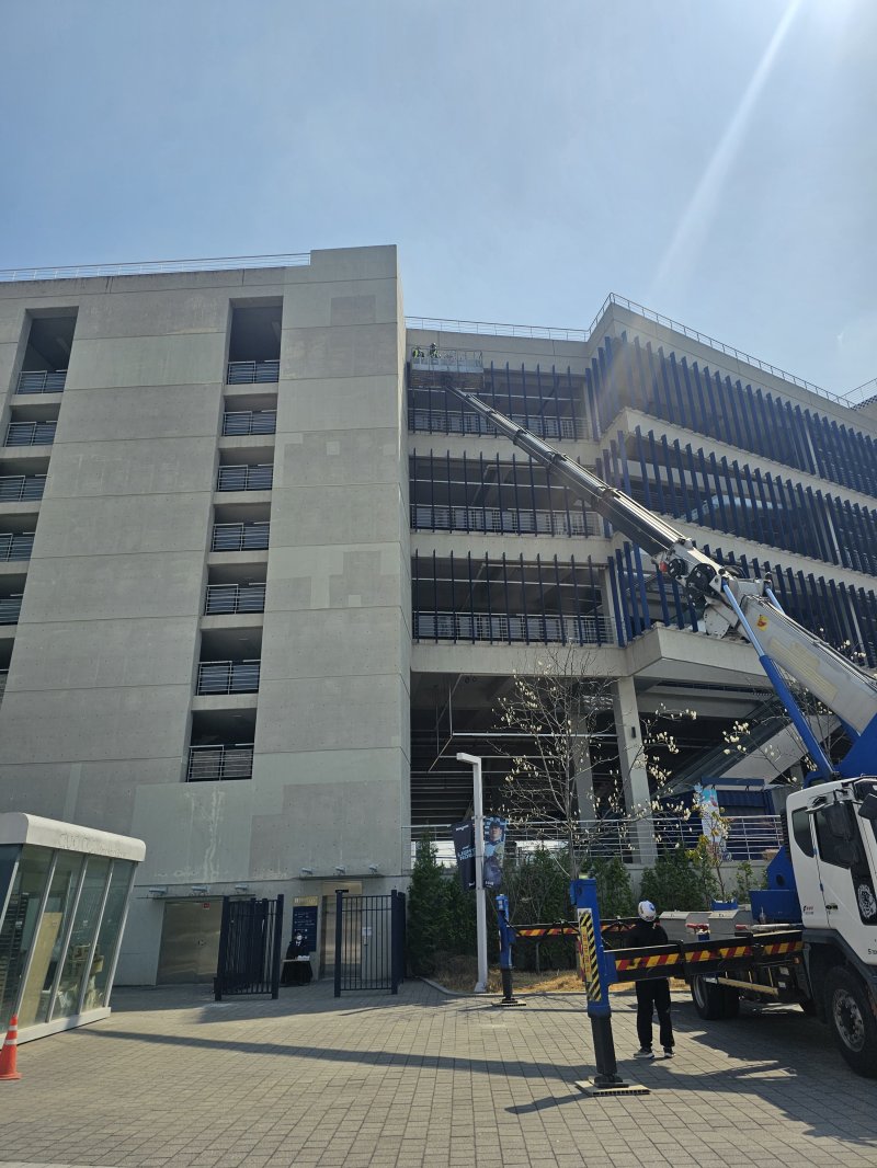 [창원=뉴시스] 강경국 기자 = 지난달 29일 창원NC파크에서 발생한 구조물 추락 사고로 20대 여성이 숨진 사건과 관련해 1일 경남 창원시 마산회원구 창원NC파크에서 안전점검 업체가 안전점검을 진행하고 있다. 2025.04.01. kgkang@newsis.com