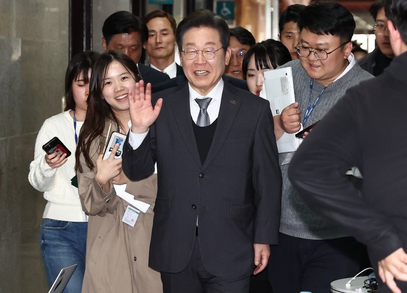 이재명 더불어민주당 대표가 4일 오후 서울 여의도 국회에서 열린 본회의를 마친 뒤 당대표실로 향하고 있다. 2025.4.4/뉴스1 ⓒ News1 김민지 기자