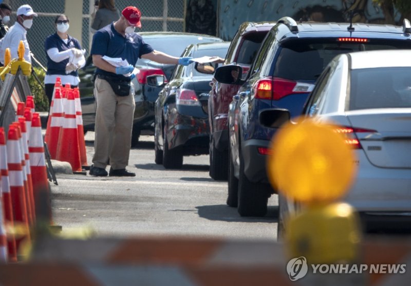 드라이브스루로 실업수당 신청서 받는 미국인 (출처=연합뉴스)