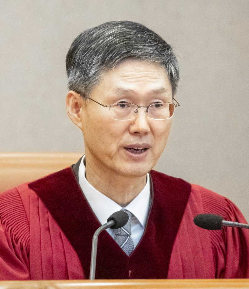 [서울=뉴시스] 사진공동취재단 = 문형배 헌법재판소장 권한대행이 4일 서울 종로구 헌법재판소에서 열린 윤석열 대통령의 탄핵심판 선고기일에서 결정문을 낭독하고 있다. 2025.04.04. photo@newsis.com
