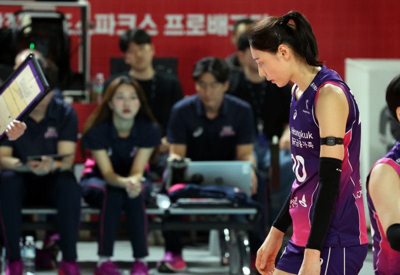 [대전=뉴시스] 강종민 기자 = 4일 대전 충무체육관에서 열린 2024~2025 V-리그 여자부 챔피언결정전 흥국생명 핑크스파이더스와 정관장 레드스파크스의 경기에서 세트 스코어 3:2로 역전패를 당한 흥국생명 김연경과 선수들이 코트를 떠나고 있다. 2025.04.04. ppkjm@newsis.com