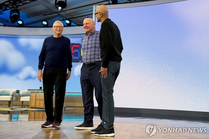 빌 게이츠(왼쪽 첫번째) 등 MS 역대 CEO (출처=연합뉴스)