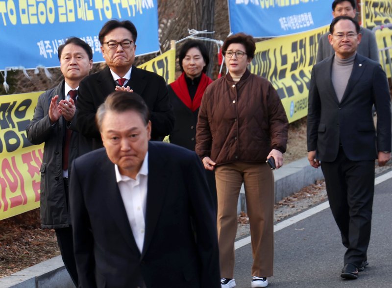 [의왕=뉴시스] 홍효식 기자 = 김주현(왼쪽부터) 민정수석, 정진석 대통령비서실장, 국민의힘 서명옥, 강선영, 임종득 의원 등이 지난달 8일 오후 경기 의왕시 서울구치소 앞에서 지지자들에게 인사하는 윤석열 대통령의 모습을 지켜보고 있다. 2025.04.05. yesphoto@newsis.com