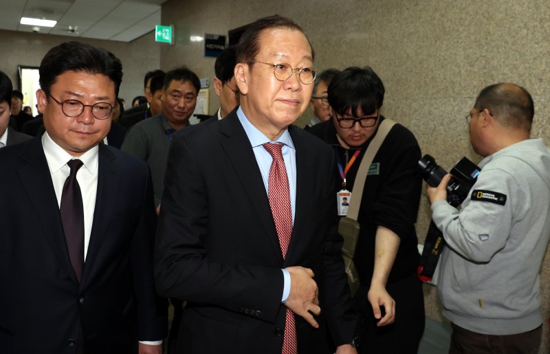 [서울=뉴시스] 조성봉 기자 = 권영세 국민의힘 비상대책위원장 4일 오전 서울 여의도 국회에서 헌법재판소의 윤석열 대통령 파면 선고에 대한 입장 발표를 마치고 이동하고 있다. 2025.04.04. suncho21@newsis.com