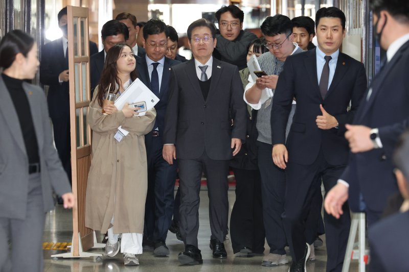 [서울=뉴시스] 권창회 기자 = 이재명 더불어민주당 대표가 4일 서울 여의도 국회에서 열린 본회의를 바치고 집무실로 이동하고 있다. 2025.04.04. kch0523@newsis.com