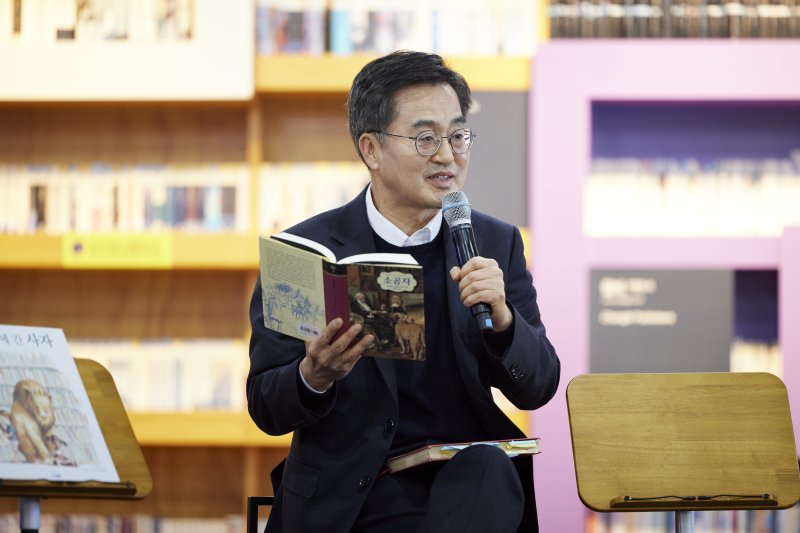 [수원=뉴시스] 김동연 경기도지사가 2월25일 파주출판도시 지혜의숲에서 열린 평생독서 천권으로 비전 선포식을 인사말을 하고 있다. (사진=경기도 제공) 2025.04.05. photo@newsis.com *재판매 및 DB 금지
