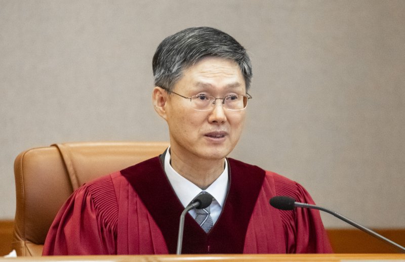 4일 서울 종로구 헌법재판소 대심판정에서 열린 윤석열 대통령의 탄핵심판 선고에서 문형배 헌법재판소장 권한대행이 윤석열 대통령 탄핵심판 선고를 하고 있다. 이날 헌법재판소는 재판관 전원 일치 의견으로 윤 대통령 파면을 결정했다 2025.4.4/뉴스1 ⓒ News1 사진공동취재단