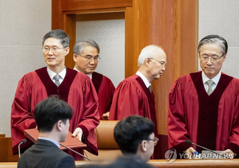 심판정 입장하는 헌법재판관들 (출처=연합뉴스)
