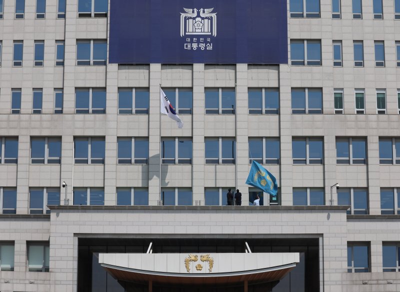 [서울=뉴시스] 조수정 기자 = 헌법재판소가 윤석열 대통령의 탄핵사건에 대해 인용을 선고한 4일 서울 용산 대통령실 청사에서 관계자들이 봉황기를 하기하고 있다. 2025.04.04. chocrystal@newsis.com