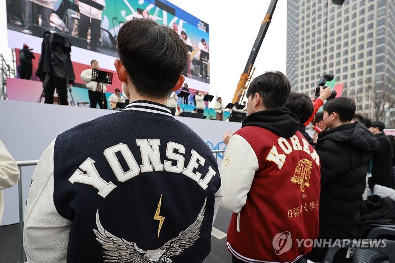 과잠 입고 대통령 탄핵 반대 집회 참석 (출처=연합뉴스)