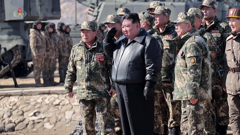 [서울=뉴시스] 김명년 기자 = 김정은 북한 국무위원장이 지난 7일 인민군 대연합부대들의 포사격 훈련을 지도했다고 조선중앙TV가 8일 보도했다.(사진=조선중앙TV 캡처) 2024.03.08. photo@newsis.com *재판매 및 DB 금지