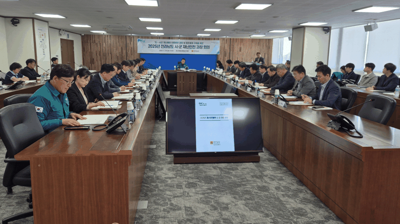 전남도는 기상이변에 따른 집중호우에 선제적으로 대응하기 위해 여름 장마철을 앞두고 도와 시·군이 참여하는 대대적 재해취약지역·시설 합동점검에 나선다고 5일 밝혔다. 사진은 최근 열린 전남도-시·군 재난대책회의 모습. 전남도 제공