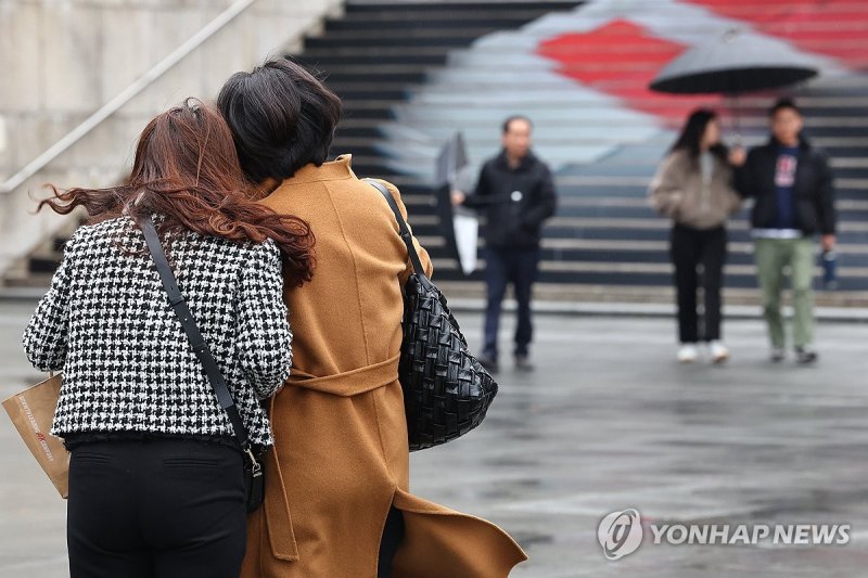 찬바람 부는 휴일 아침 (출처=연합뉴스)