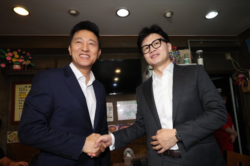 지난해 7월 당시 한동훈 국민의힘 당대표 후보와 오세훈 서울시장이 5일 서울 용산구 동자동 쪽방촌 동행식당에서 만나 조찬 회동에 앞서 인사하고 있다. 2024.7.5/뉴스1 ⓒ News1 신웅수 기자